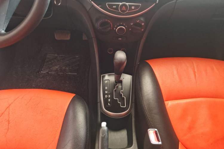 Used Hyundai Verna Ray 2014 1.4L Automatic GLX Gear Lever
