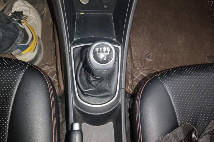 Used Hyundai Verna Ray 2014 1.4L Manual GLX Gear Lever