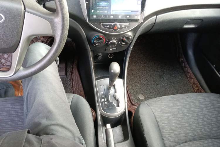 Used Hyundai Verna Ray 2014 1.4L Automatic GLX Gear Lever