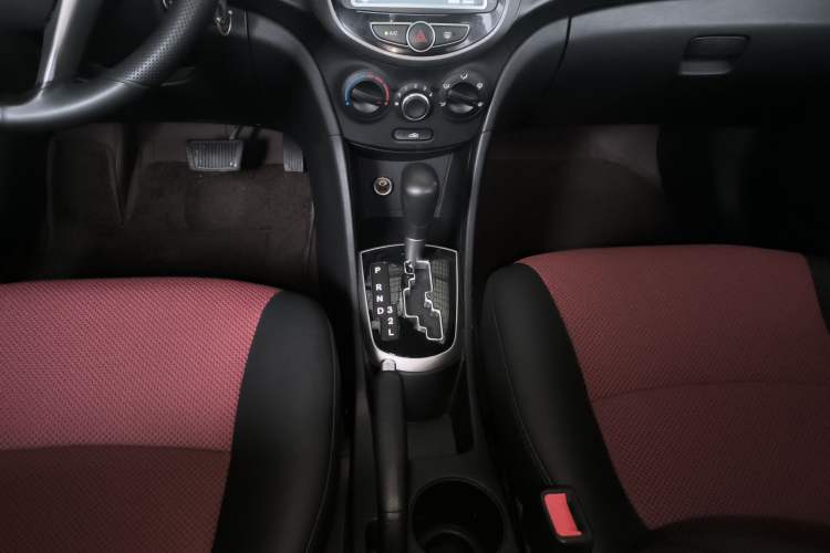 Used Hyundai Verna Ray 2014 1.4L Automatic GLX Gear Lever