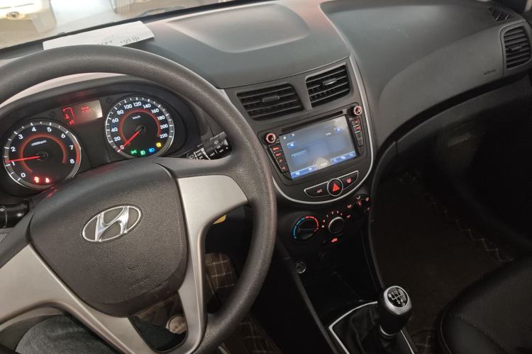 Used Hyundai Verna Ray 2014 1.4L Manual GLX Interior 2