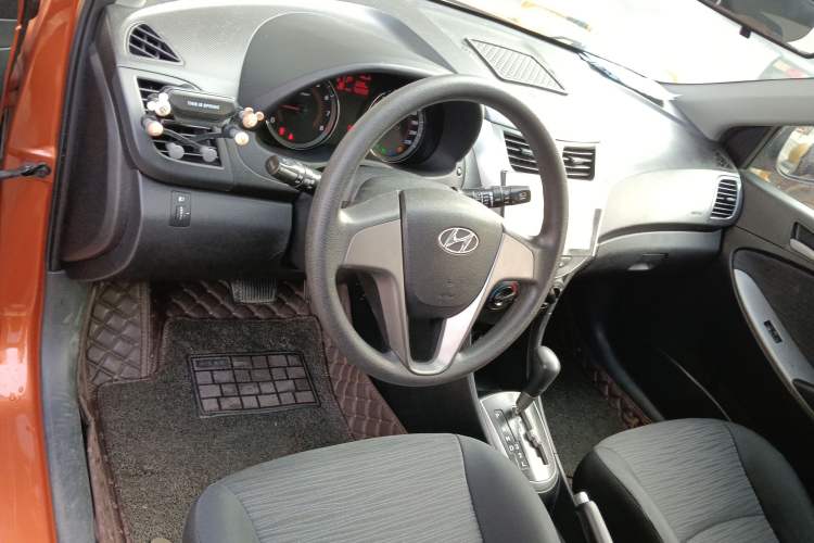 Used Hyundai Verna Ray 2014 1.4L Automatic GLX Interior 2
