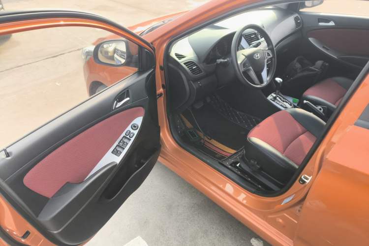 Used Hyundai Verna Ray 2014 1.6L Automatic TOP Interior 3