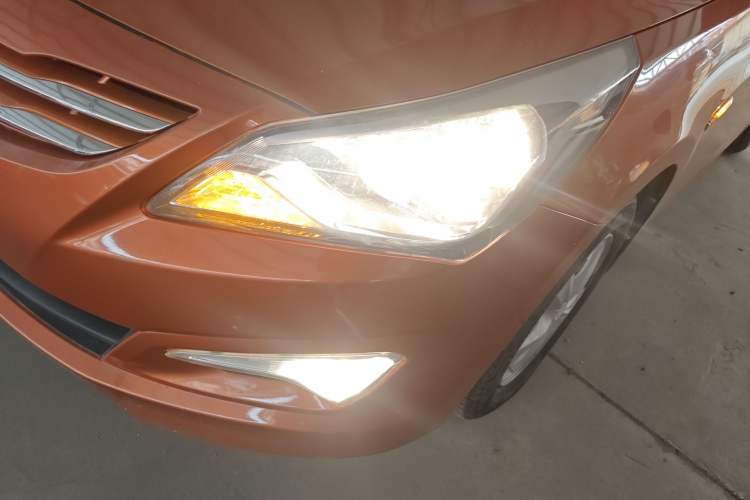 Used Hyundai Verna Ray 2014 1.4L Manual GLX Left Front Headlight