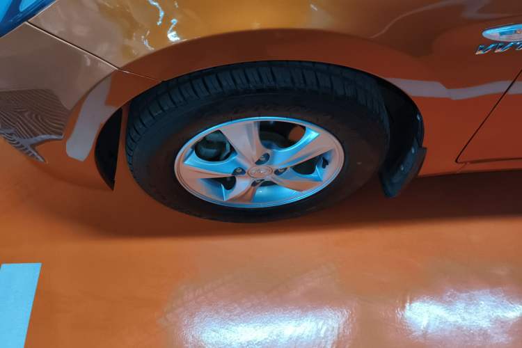 Used Hyundai Verna Ray 2014 1.4L Automatic GLX Left Front Wheel Hub