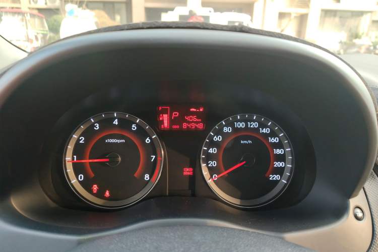 Used Hyundai Verna Ray 2014 1.6L Automatic TOP Odometer Close Up