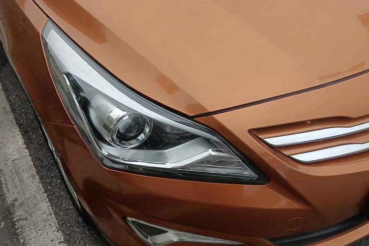Used Hyundai Verna Ray 2014 1.6L Automatic TOP Right Front Headlight