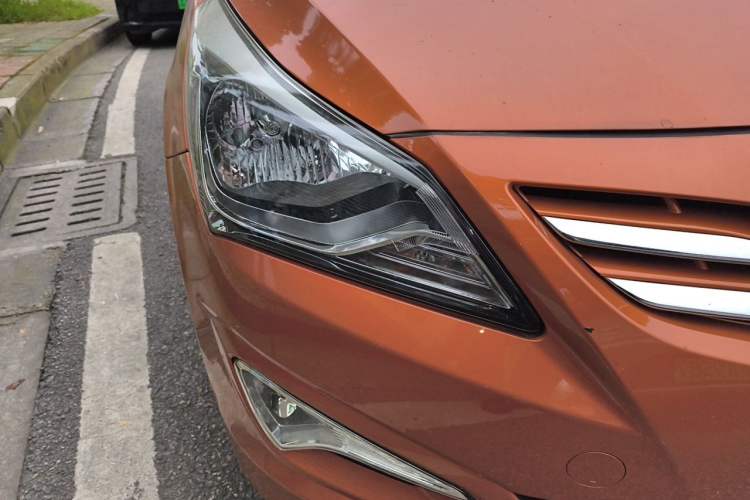 Used Hyundai Verna Ray 2014 1.4L Manual GLX Right Front Headlight