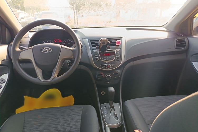 Used Hyundai Verna Ray 2016 1.4L Automatic Leading-Edge GLX Interior 3