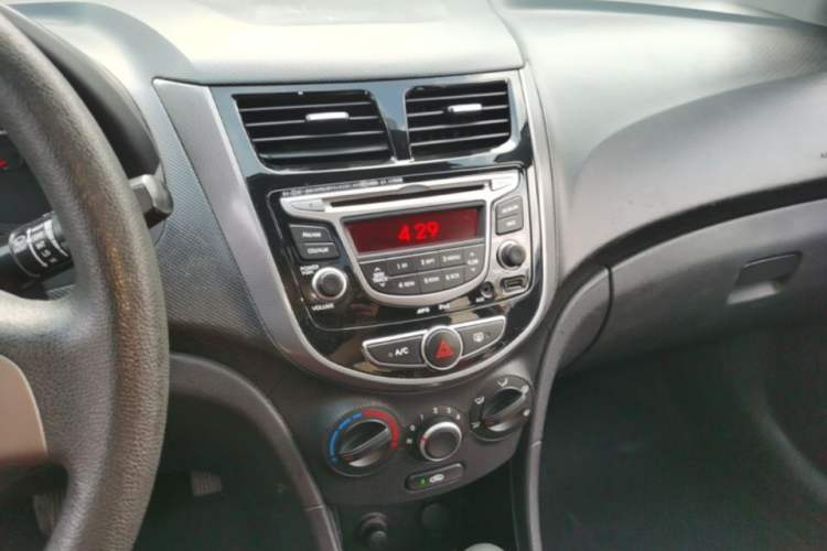 Used Hyundai Verna Ray 2016 1.4L Automatic Leading-Edge GLX Audio And AC Panel