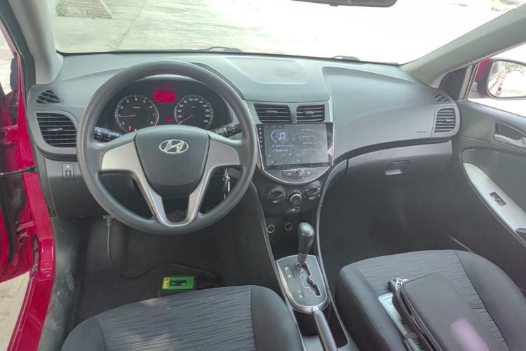 Used Hyundai Verna Ray 2016 1.4L Automatic Leading-Edge GLX Center Console