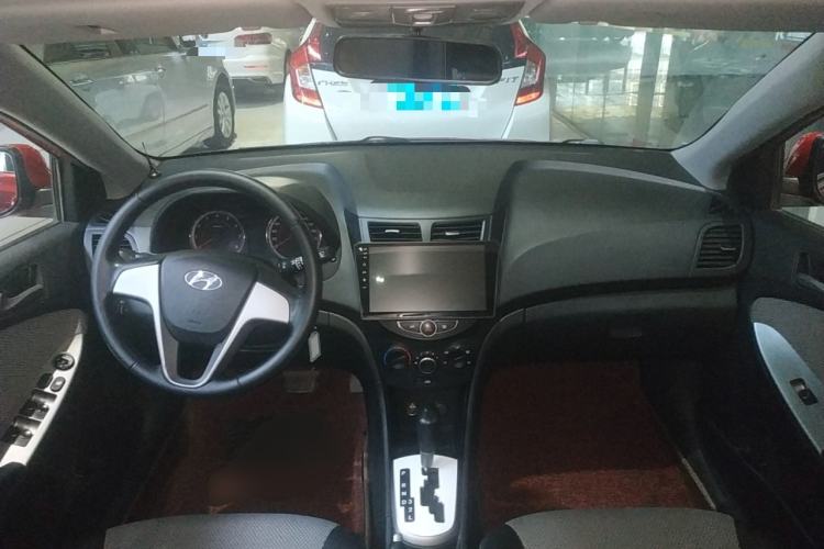 Used Hyundai Verna Ray 2016 1.4L Automatic Leading-Edge GLX Center Console
