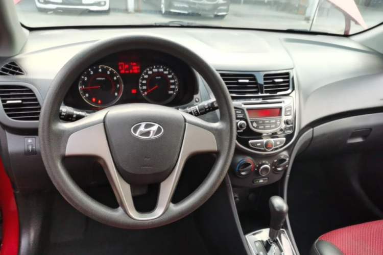 Used Hyundai Verna Ray 2016 1.4L Automatic Leading-Edge GLX Center Console