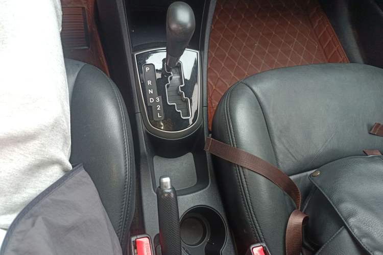 Used Hyundai Verna Ray 2016 1.4L Automatic Leading-Edge GLX Gear Lever
