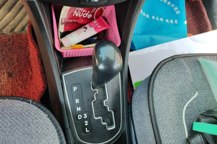 Used Hyundai Verna Ray 2016 1.4L Automatic Leading-Edge GLX Gear Lever