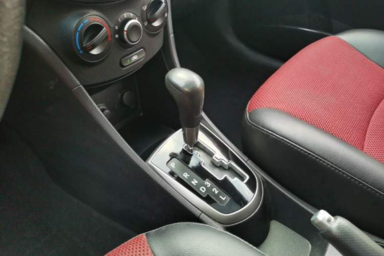 Used Hyundai Verna Ray 2016 1.4L Automatic Leading-Edge GLX Gear Lever