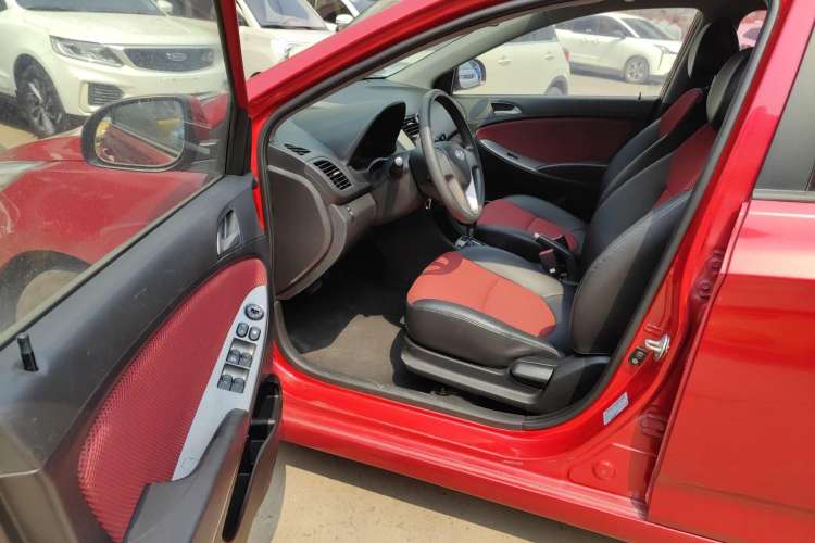 Used Hyundai Verna Ray 2016 1.4L Automatic Leading-Edge GLX Interior 2