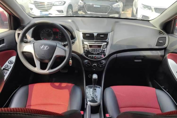 Used Hyundai Verna Ray 2016 1.4L Automatic Leading-Edge GLX Interior 3
