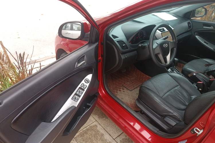 Used Hyundai Verna Ray 2016 1.4L Automatic Leading-Edge GLX Interior 3