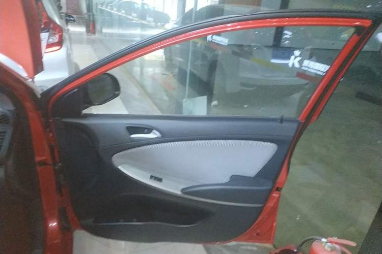 Used Hyundai Verna Ray 2016 1.4L Automatic Leading-Edge GLX Right Front Door Interior