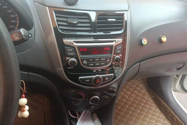 Used Hyundai Verna Ray 2016 1.4L Automatic Leading-Edge GLX Audio And AC Panel