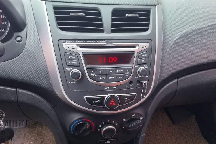 Used Hyundai Verna Ray 2016 1.4L Automatic Leading-Edge GLX Audio And AC Panel