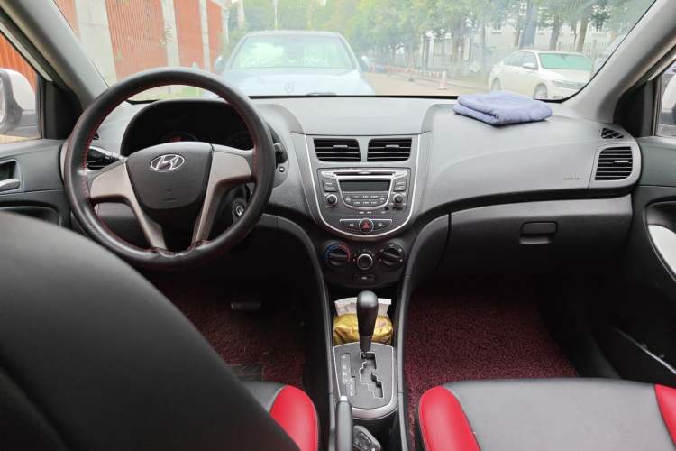 Used Hyundai Verna Ray 2016 1.4L Automatic Leading-Edge GLX Center Console