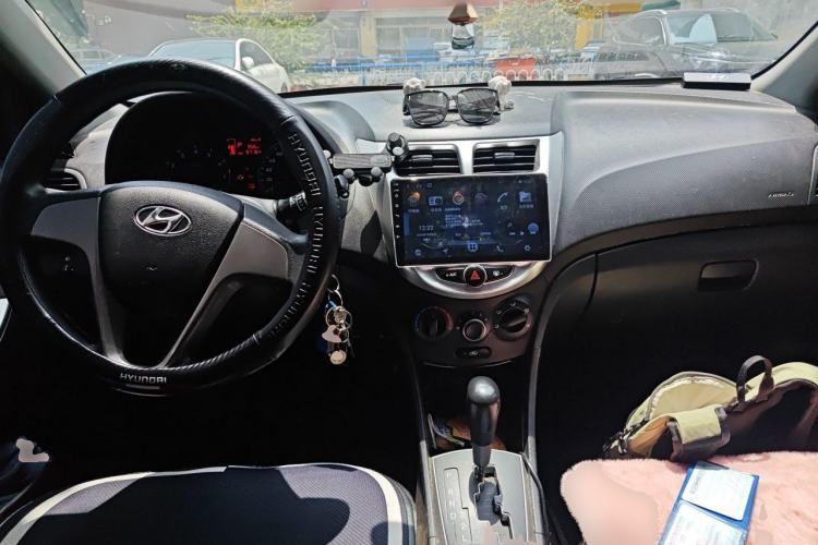 Used Hyundai Verna Ray 2016 1.4L Automatic Leading-Edge GLX Center Console