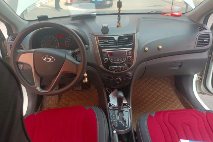 Used Hyundai Verna Ray 2016 1.4L Automatic Leading-Edge GLX Center Console