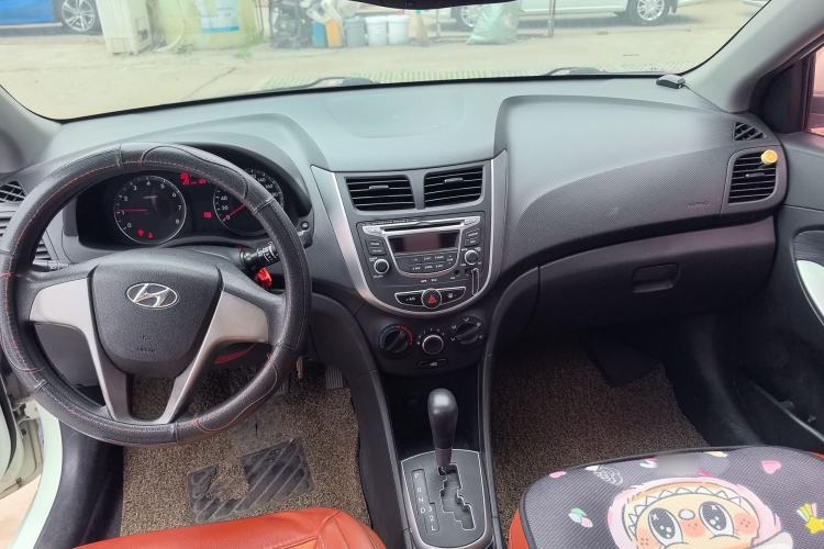 Used Hyundai Verna Ray 2016 1.4L Automatic Leading-Edge GLX Center Console