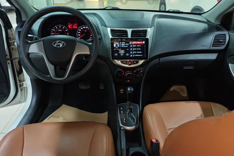 Used Hyundai Verna Ray 2016 1.4L Automatic Leading-Edge GLX Center Console