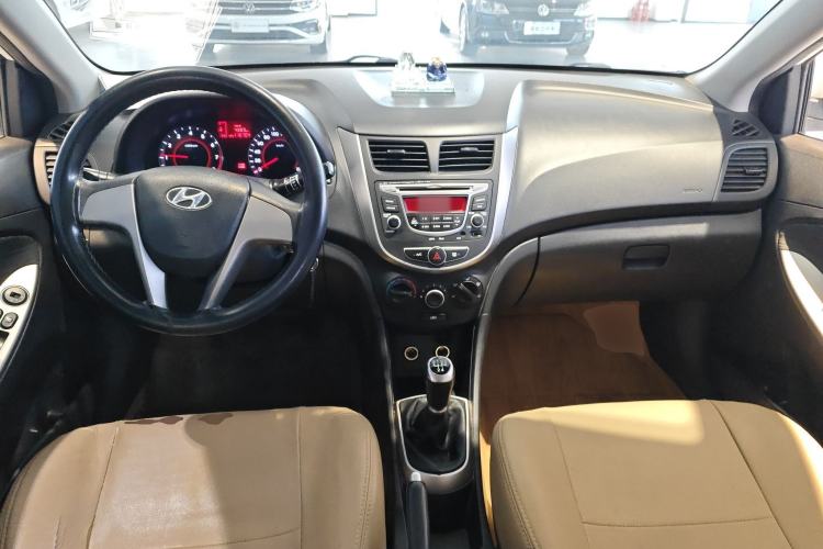 Used Hyundai Verna Ray 2016 1.4L Manual Leading GLX Model Center Console