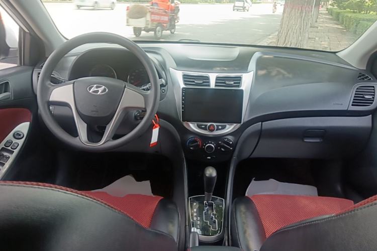 Used Hyundai Verna Ray 2016 1.4L Automatic Leading-Edge GLX Center Console