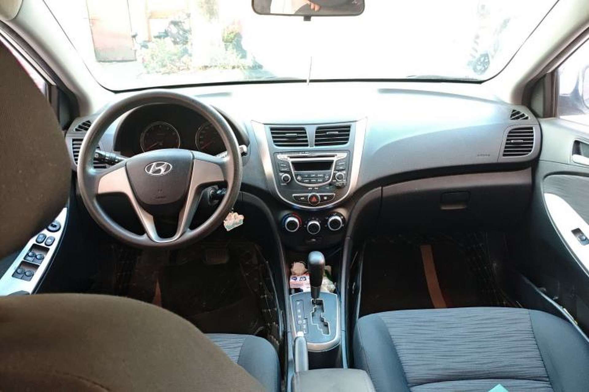 Used Hyundai Verna Ray 2016 1.4L Automatic Leading-Edge GLX Center Console