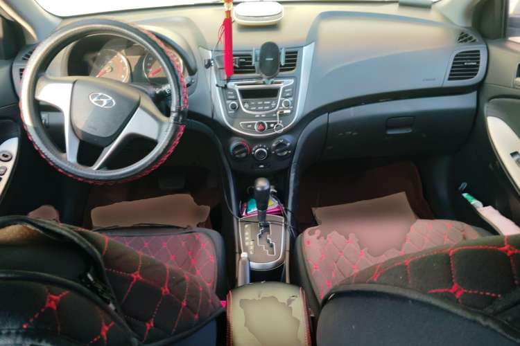 Used Hyundai Verna Ray 2016 1.4L Automatic Leading-Edge GLX Center Console