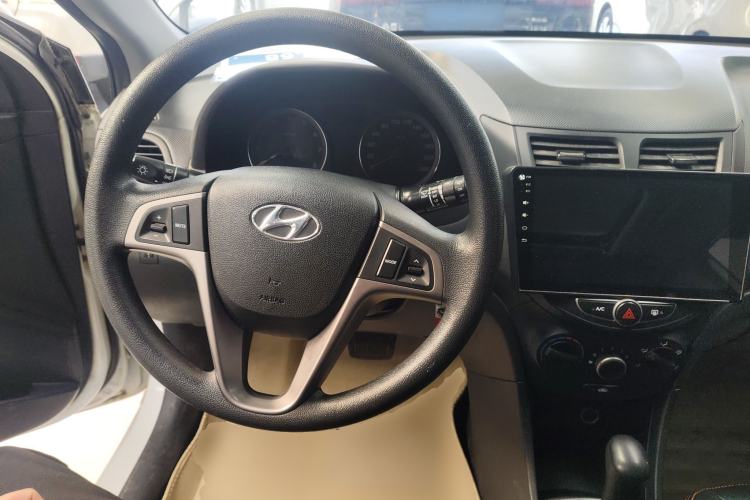 Used Hyundai Verna Ray 2016 1.4L Automatic Leading-Edge GLX Center Console