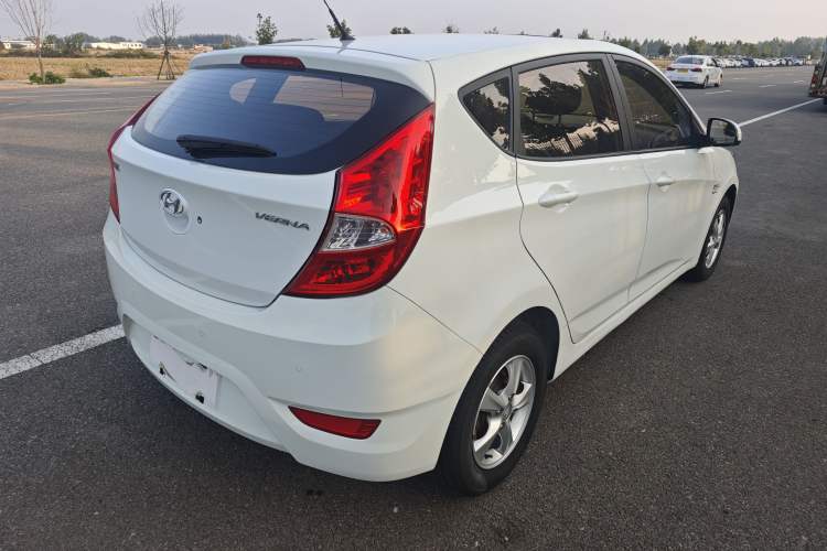 Used Hyundai Verna Ray 2016 1.4L Automatic Leading-Edge GLX Exterior 4