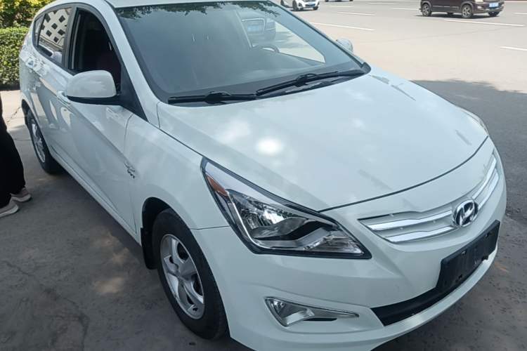 Used Hyundai Verna Ray 2016 1.4L Automatic Leading-Edge GLX Front Right 45 Deg