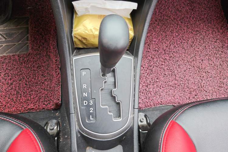 Used Hyundai Verna Ray 2016 1.4L Automatic Leading-Edge GLX Gear Lever
