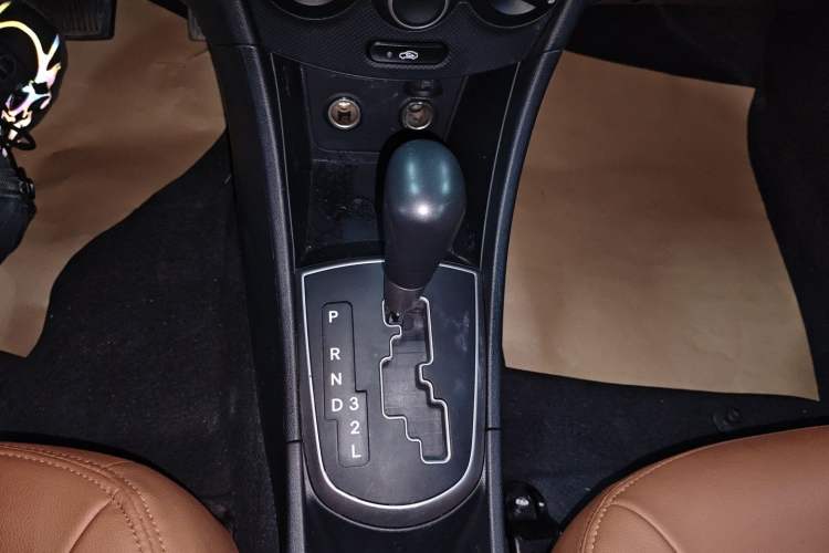 Used Hyundai Verna Ray 2016 1.4L Automatic Leading-Edge GLX Gear Lever