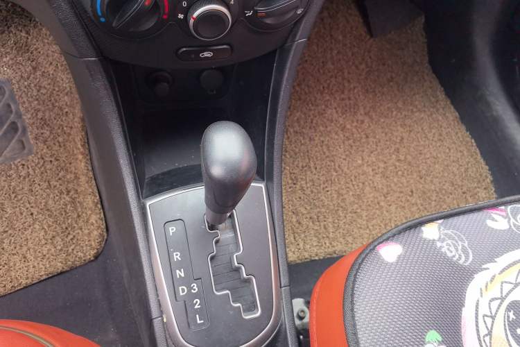 Used Hyundai Verna Ray 2016 1.4L Automatic Leading-Edge GLX Gear Lever