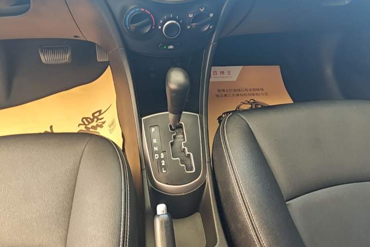 Used Hyundai Verna Ray 2016 1.4L Automatic Leading-Edge GLX Gear Lever