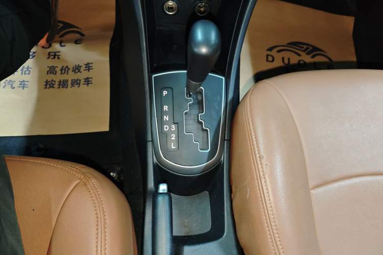 Used Hyundai Verna Ray 2016 1.4L Automatic Leading-Edge GLX Gear Lever