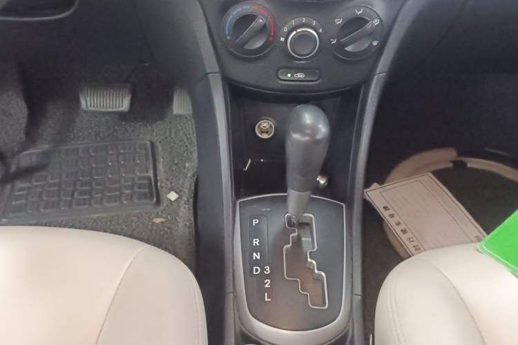 Used Hyundai Verna Ray 2016 1.4L Automatic Leading-Edge GLX Gear Lever