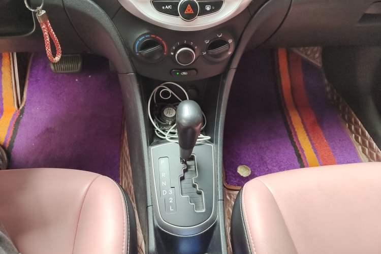 Used Hyundai Verna Ray 2016 1.4L Automatic Leading-Edge GLX Gear Lever