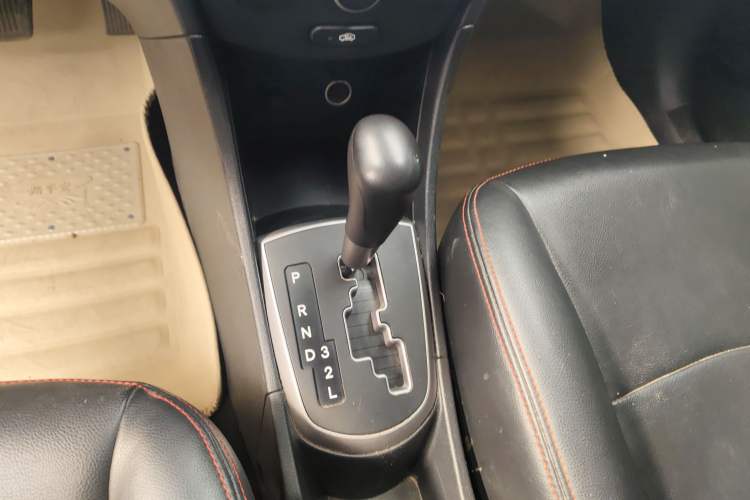 Used Hyundai Verna Ray 2016 1.4L Automatic Leading-Edge GLX Gear Lever