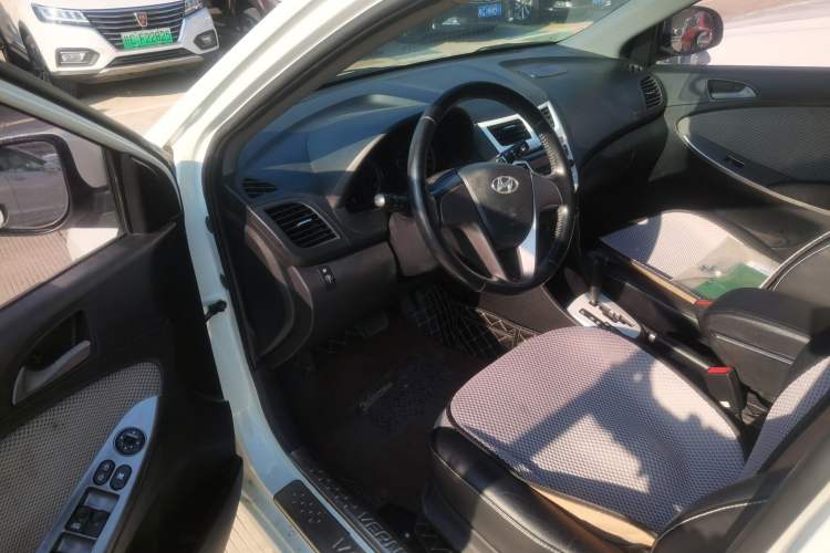 Used Hyundai Verna Ray 2016 1.4L Automatic Leading-Edge GLX Interior 2