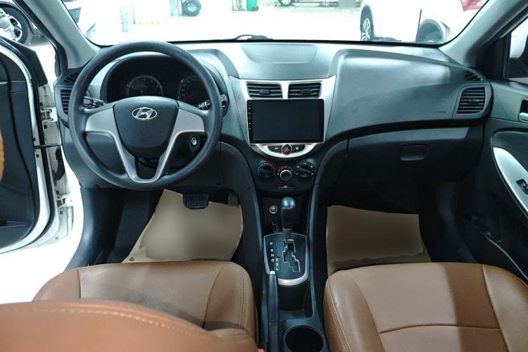 Used Hyundai Verna Ray 2016 1.4L Automatic Leading-Edge GLX Interior 2