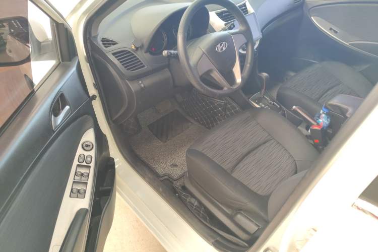 Used Hyundai Verna Ray 2016 1.4L Automatic Leading-Edge GLX Interior 2