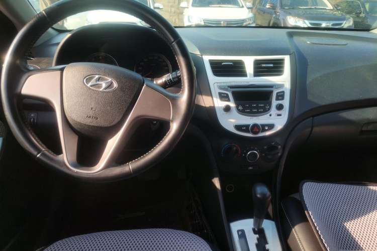 Used Hyundai Verna Ray 2016 1.4L Automatic Leading-Edge GLX Interior 3